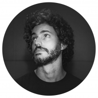 Paulo Vaz, formado em Publicidade e Propaganda é tecladista da Supercombo, guitarrista, compositor e produtor musical. 